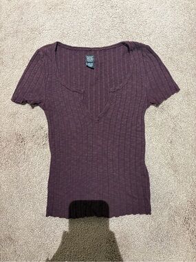 BDG dark burgundy Ribbed V-Neck Short Sleeve Top size xs